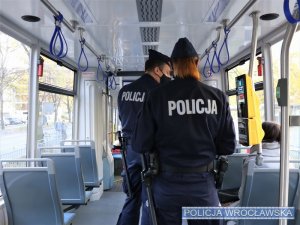 Policjanci podczas w patrolu mieszanym jadący tramwajem