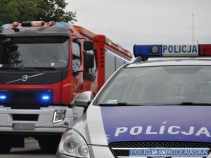 Policyjny radiowóz i wóz strażacki