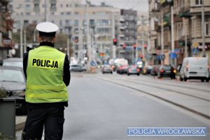 Zdjęcia przedstawiają policjantów kontrolujących ruch drogowy ubranych w żółte, odblaskowe kamizelki
