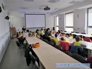 Zdjęcia przedstawiają dzieci podczas odwiedzin w Komisariacie Policji Wrocław-Krzyki