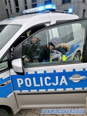 Zdjęcia przedstawiają dzieci podczas odwiedzin w Komisariacie Policji Wrocław-Krzyki