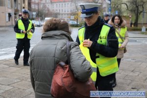 Wrocławscy policjanci prowadzili kolejne działania prewencyjne w trosce o bezpieczeństwo niechronionych uczestników ruchu drogowego