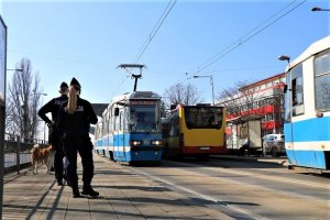 Umundurowani policjanci na przystanku tramwajowym
