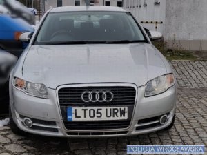 Pojazd marki Audi koloru srebrnego