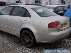 Pojazd marki Audi koloru srebrnego