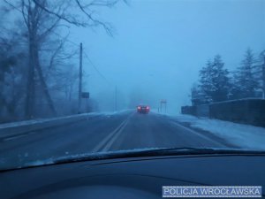 pojazd poruszający się jezdnią w warunkach zimowych