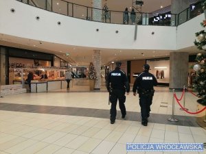 Umundurowani policjanci w jednej z galerii handlowych