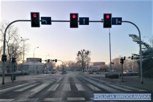 Przekraczajmy jezdnię w wyznaczonych miejscach! Niebezpieczne zdarzenie drogowe na ulicy Borowskiej