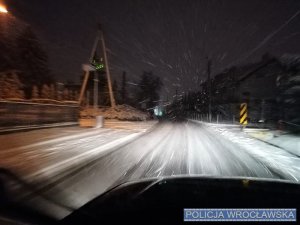 Pojazd w ruchu po zmroku podczas opadów śniegu