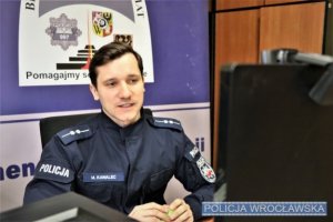 Policjant prowadzący spotkanie