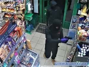 Przestępcy wchodzący z bronią do sklepu