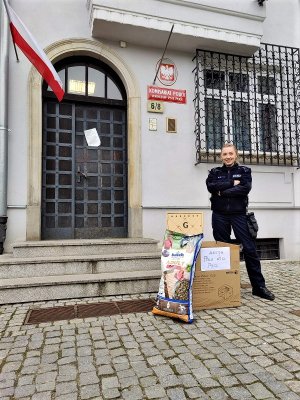 Policjantka na tle jednego z wrocławskich komisariatów