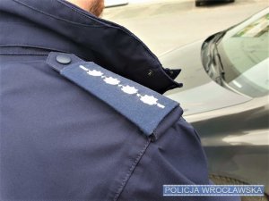 Policjant podczas kontroli drogowej