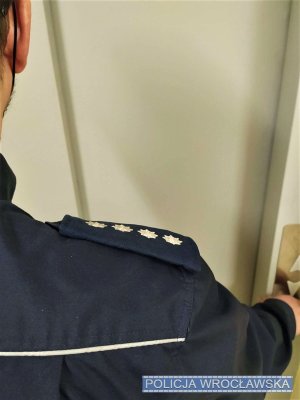 Umundurowany policjant przy windzie