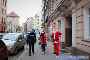 Kolorowy orszak idący z prezentami ulicami Ołbina