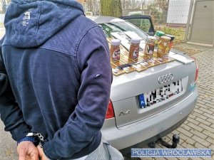 Jechał samochodem z dwiema różnymi tablicami rejestracyjnymi, został zatrzymany przez wrocławskich policjantów