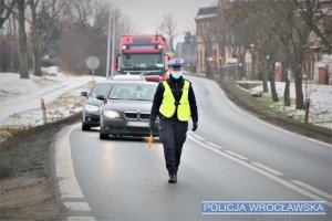 Policjantka kierująca ruchem