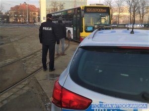Policjanci z Krzyków przyjęli w „Szczepciobusie” trzecią dawkę szczepionki przeciwko COVID-19