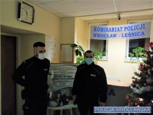 Umundurowani policjanci w Komisariacie Policji Wrocław- Leśnica