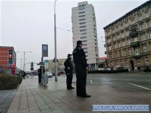 policjanci na przystanku komunikacji zbiorowej