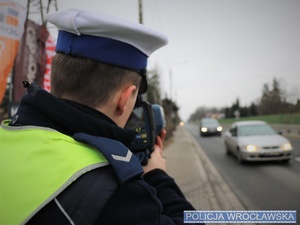 Policjanci mierzący prędkość pojazdów