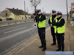 Policjanci mierzący prędkość pojazdów