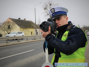 Policjanci mierzący prędkość pojazdów