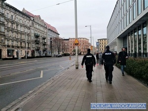 policjanci na przystanku tramwajowym