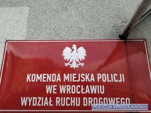 Policjanci z drogówki zapobiegli tragedii, pomagając 37-letniemu mężczyźnie, który chciał podjąć desperacki krok