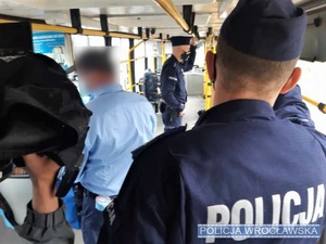 Funkcjonariusze podczas patrolu w tramwaju