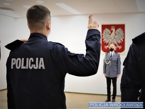 Policjant składający ślubowanie - ujęcie z tyłu