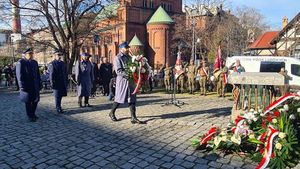 Zastępca Komendanta Wojewódzkiego Policji we Wrocławiu oraz Zastępca Komendanta Miejskiego Policji we Wrocławiu wzięli udział w obchodach 82. rocznicy pierwszej masowej zsyłki Polaków na Sybir