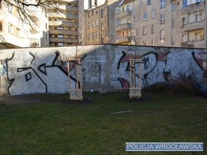 Zatrzymani wandale, którzy graffiti pokryli blisko 30 m2 ścian garaży na wrocławskim Śródmieściu