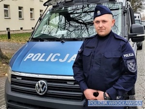 Policjant z Krzyków w czasie wolnym od służby udzielił fachowej pomocy medycznej rannej kobiecie, unieruchomionej w aucie po wypadku