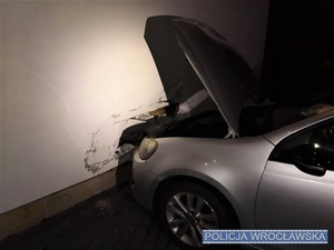 Mieszkaniec Siechnic wjechał autem w ścianę lokalnego kościoła [ZDJĘCIA]