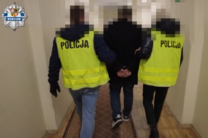 Sprawca kradzieży rozbójniczej zatrzymany przez wrocławskich policjantów na lotnisku chwilę przed wylotem z Polski