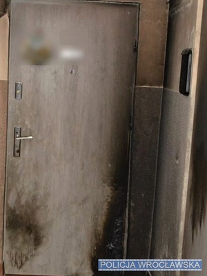 Zdjęcie drzwi do mieszkania ze śladami okopcenia