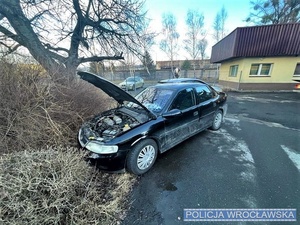 pojazd z podniesioną maską