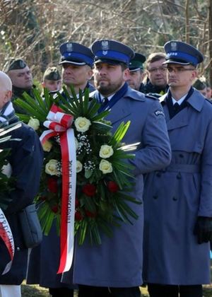 złożenie kwiatów przez delegację Komendy Wojewódzkiej Policji we Wrocławiu oraz Komendy Miejskiej Policji we Wrocławiu przy Pomniku Ofiar Terroru  Komunistycznego na Cmentarzu Osobowickim w dniu obchodów Narodowego Dnia Pamięci Żołnierzy Wyklętych