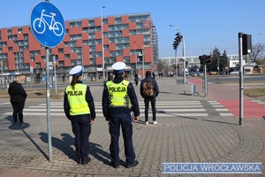 policjanci z drogówki przy przejściu dla pieszych