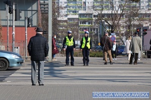 policjanci z drogówki przy przejściu dla pieszych