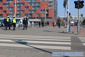 policjanci z drogówki przy przejściu dla pieszych