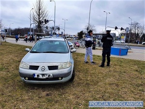 Pojazd wraz  z kierującym i policjantem