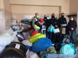 zdjęcie przedstawia zebrane dary i policjantów z komisariatu w Sobótce oraz przedstawicielkę Ośrodka Pomocy Społecznej w Sobótce