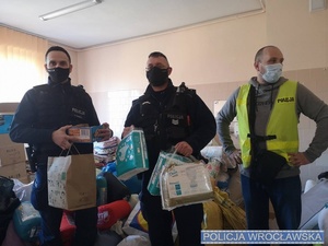 Policjanci z Sobótki zorganizowali zbiórkę darów dla uchodźców z Ukrainy [FOTO]