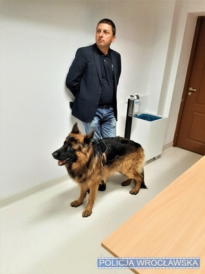 Funkcjonariusz wraz z psem służbowym podczas prowadzonych zajęć ze studentami