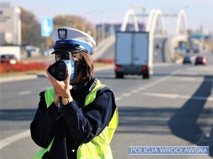 Zdjęcie ilustracyjne funkcjonariuszki podczas wykonywania pomiaru prędkości