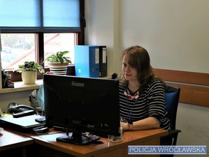 Kobieta podczas pracy przy biurku