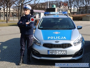 Policjantka ruchu drogowego przy radiowozie