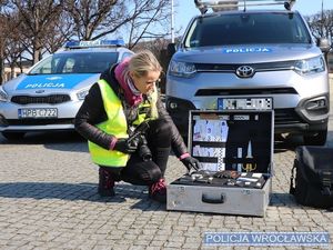 Nieumundurowana policjantka- technik kryminalistyki